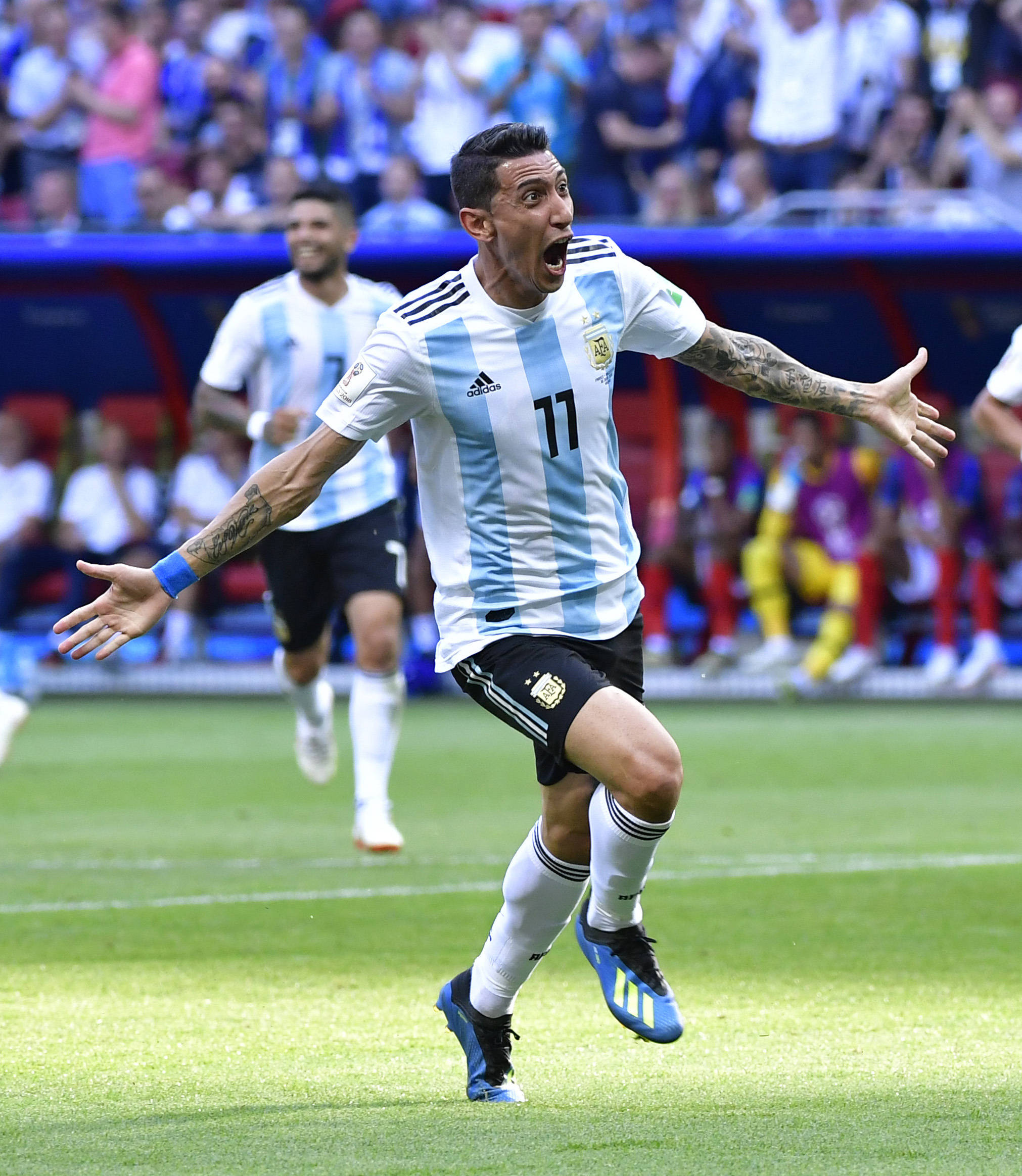 包含国家队在欧冠杯上取得胜利，晋级下一轮的词条